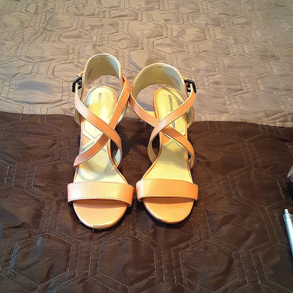 ADRIENNE VITTADINI MAUVE DRESS SANDAL SIZE 6